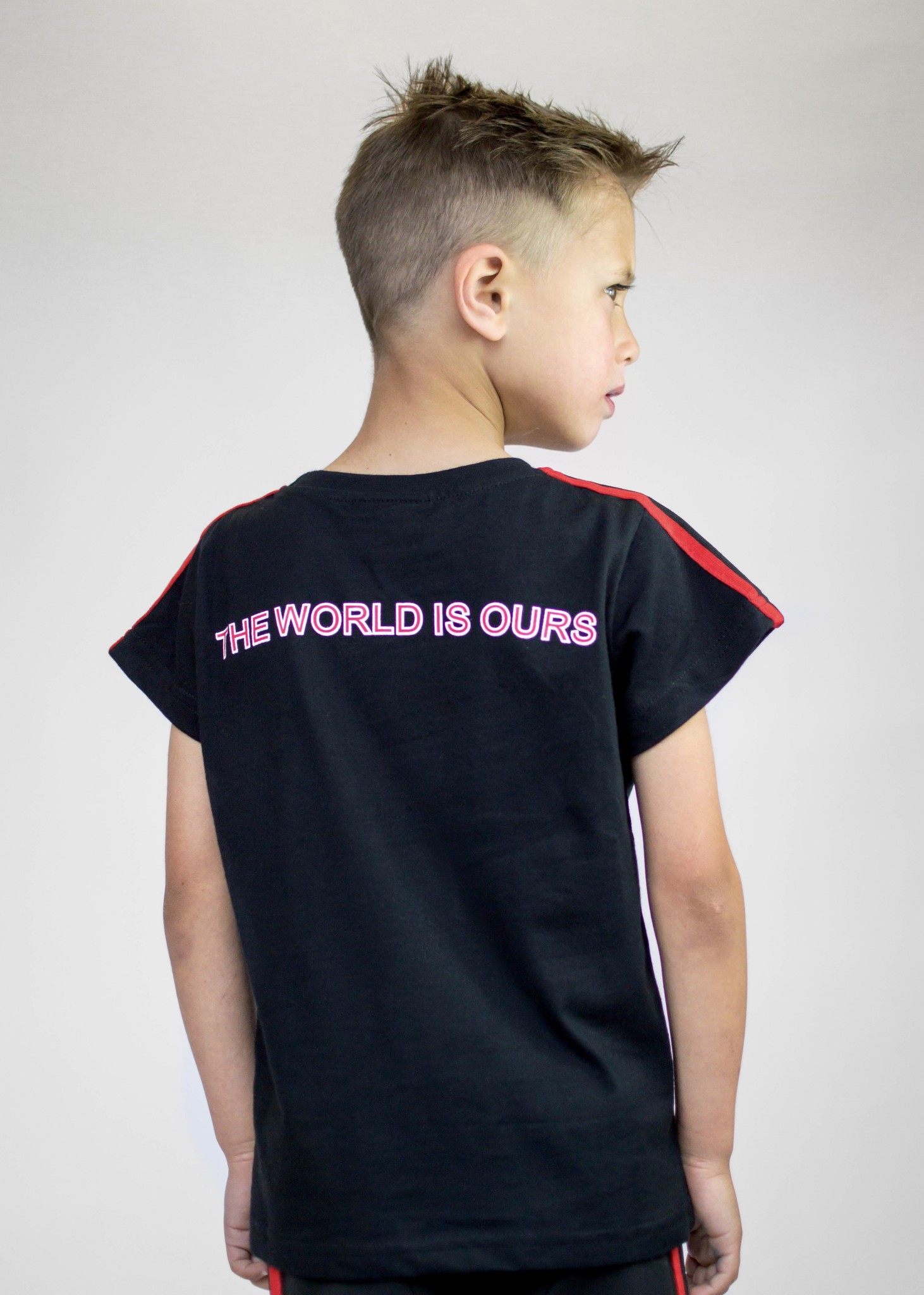 ZWART STOER SHIRT | ZWART SHIRT MET TEKST PRINT | JONGENSKLEDING