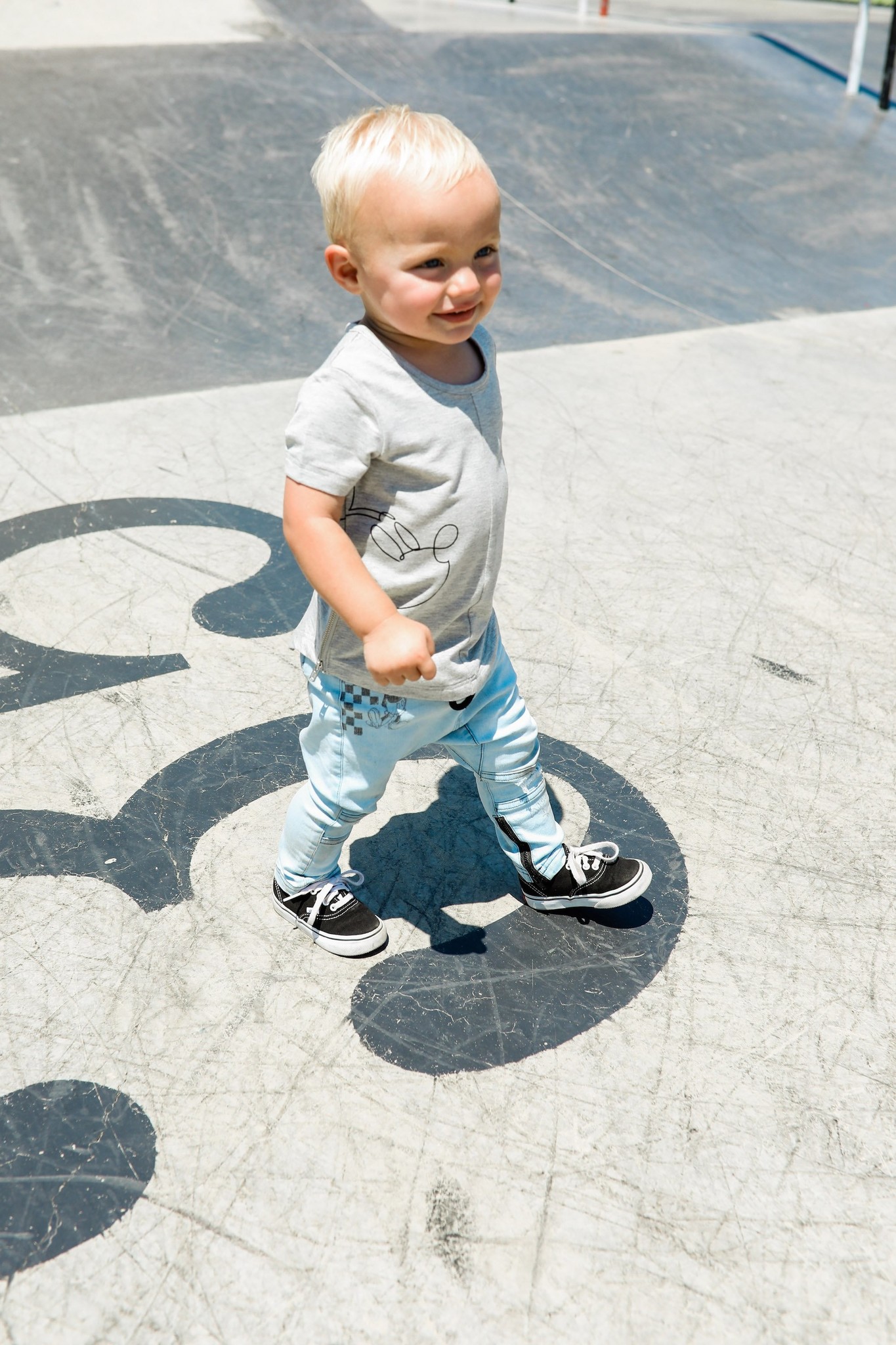 GRIJS BASIC SHIRT VOOR JONGENS | STOERE KLEDING MICKEY MOUSE | KINDERKLEDING