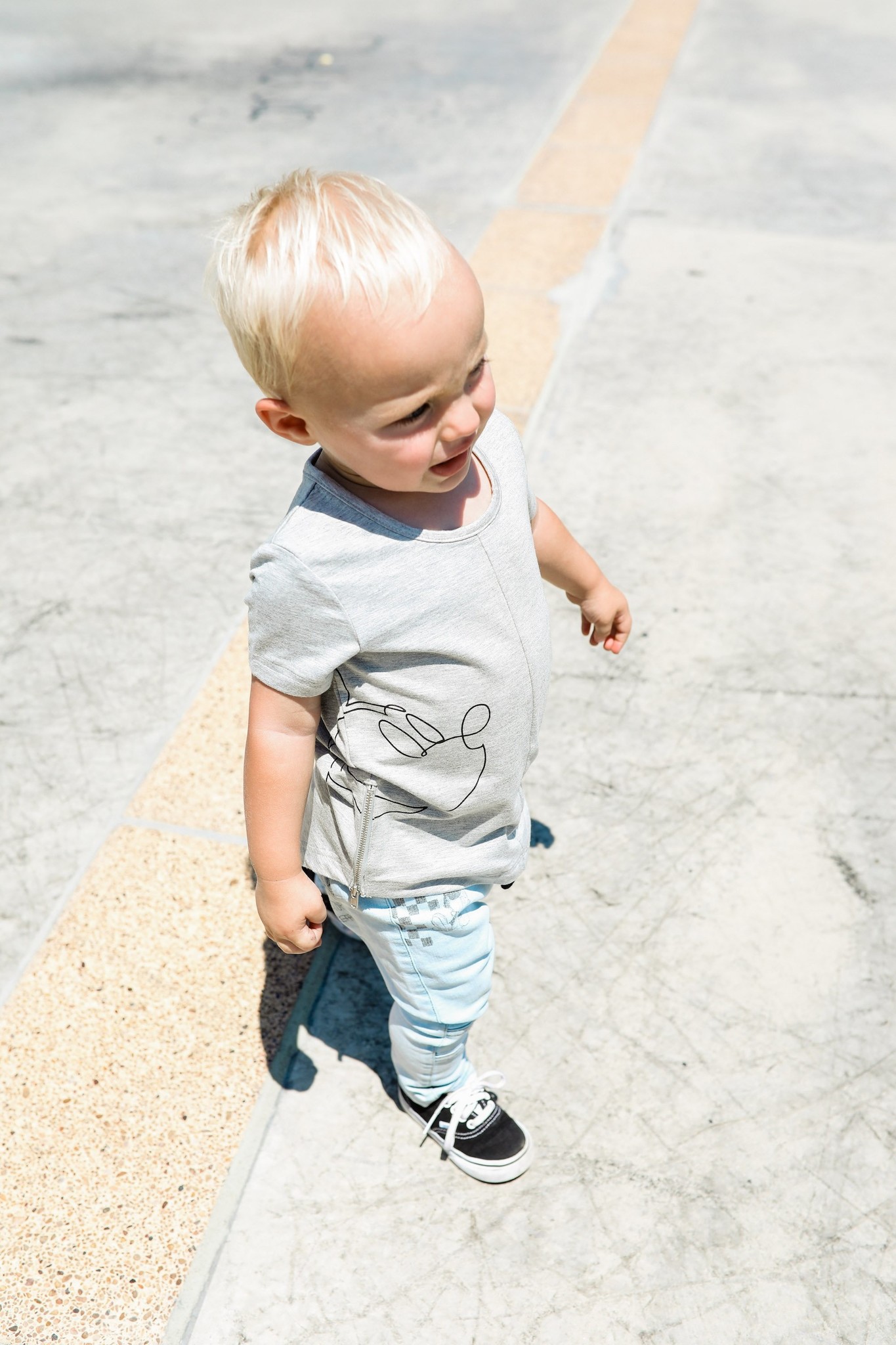 GRIJS BASIC SHIRT VOOR JONGENS | STOERE KLEDING MICKEY MOUSE | KINDERKLEDING