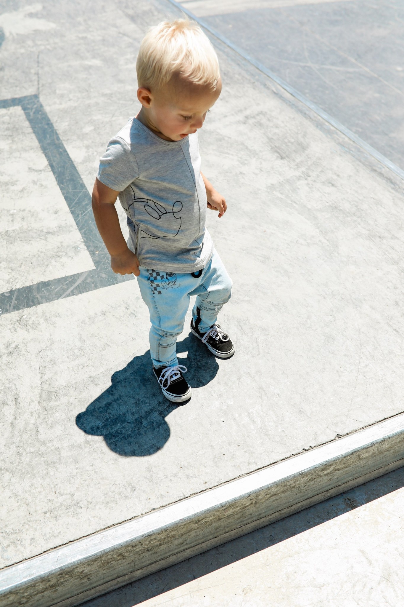 GRIJS BASIC SHIRT VOOR JONGENS | STOERE KLEDING MICKEY MOUSE | KINDERKLEDING
