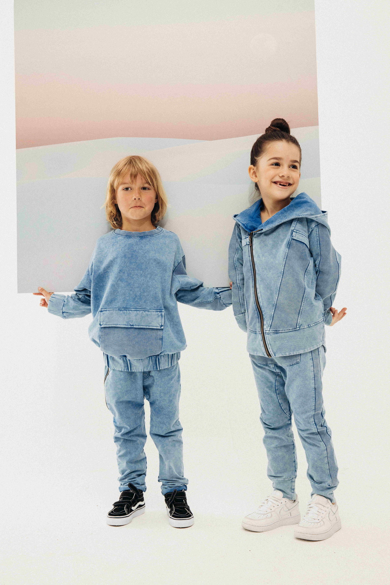 ACID BLAUWE DENIM JOGGER | COMFORTABEL BROEKJE | STOERE KINDERKLEDING