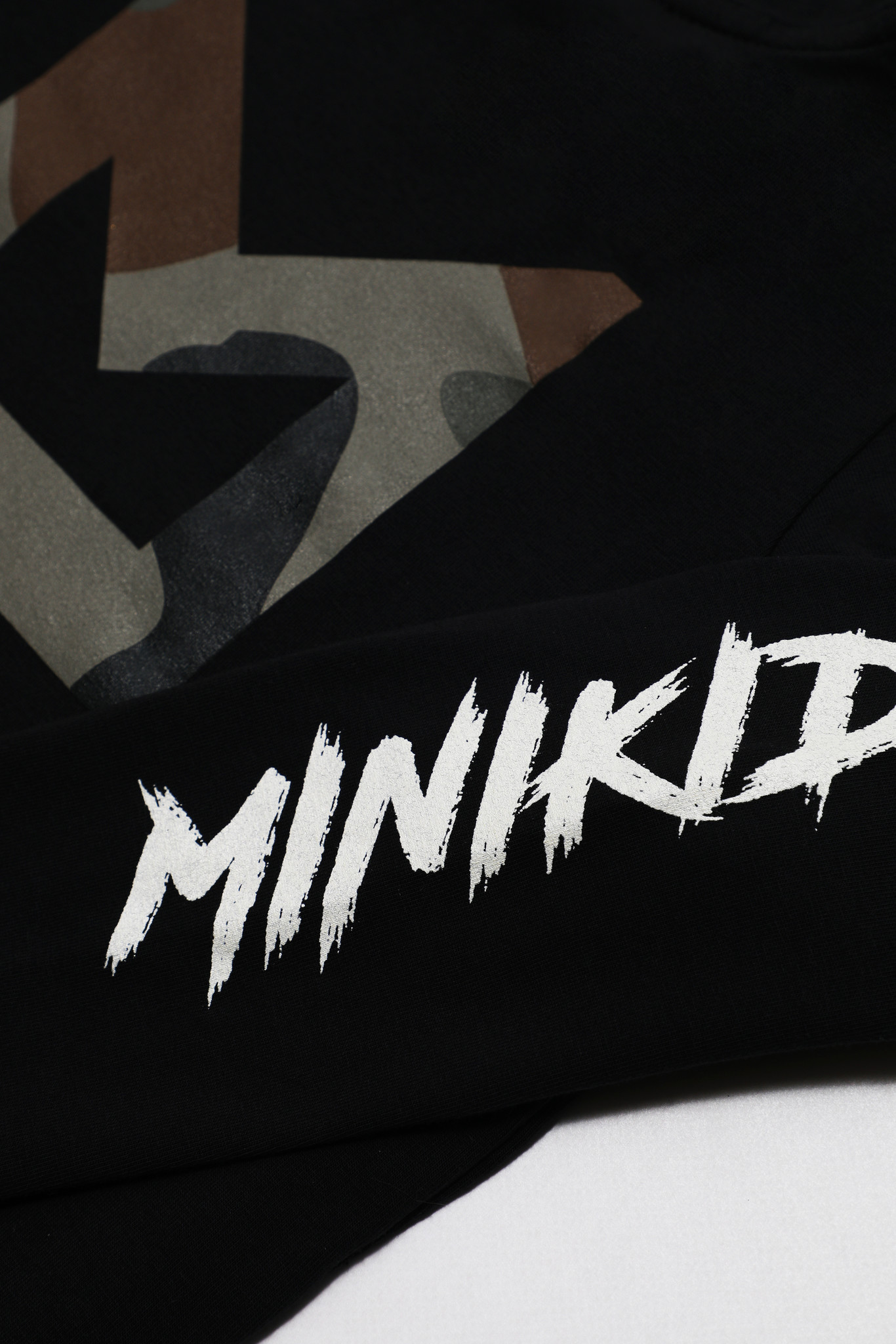 STREETWEAR VOOR KINDEREN | ZWARTE LONGSLEEVE | CAMOUFLAGE PRINT