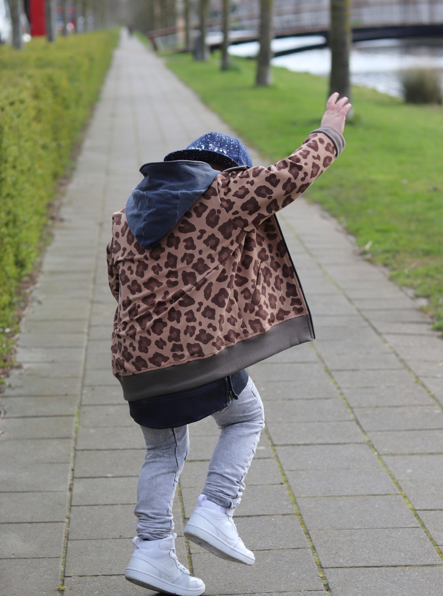 STOER BOMBERVESTJE VOOR KINDEREN | LANG VEST IN LUIPAARD PRINT | MINIKID