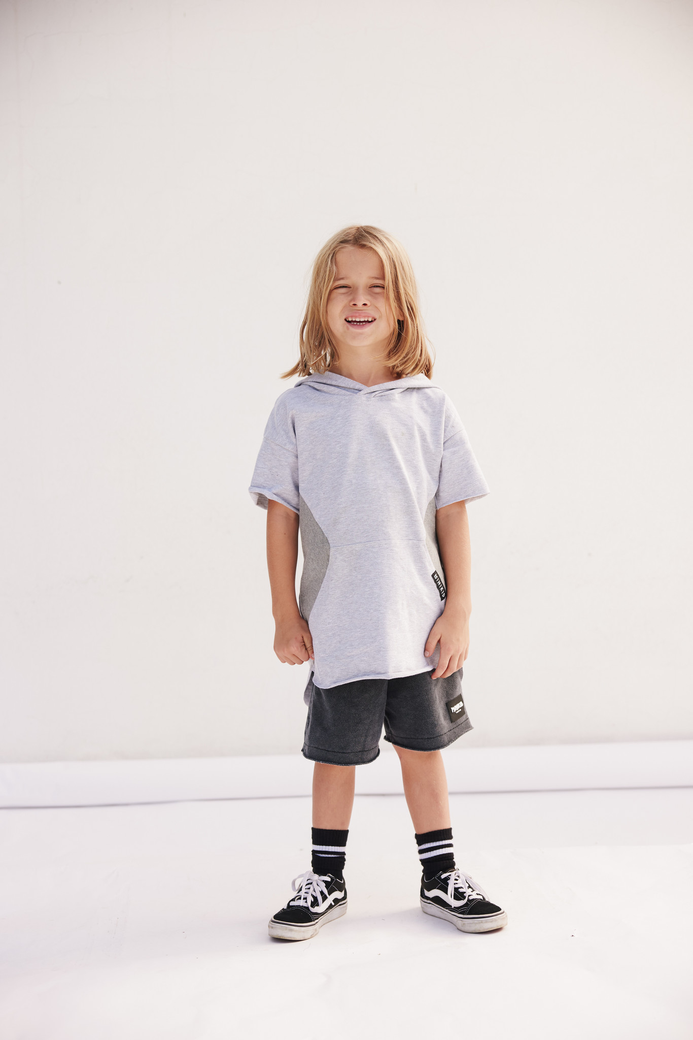 GRIJS T-SHIRT MET CAPUCHON | KLEDING VOOR JONGENS | KINDERKLEDING