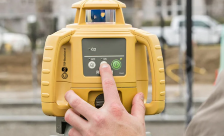 Hoe voorkomt u afwijkingen met een roterende laser?