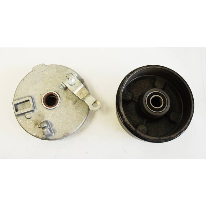 Bremstrommel vorne rechts komplett mit 4 Bolzen