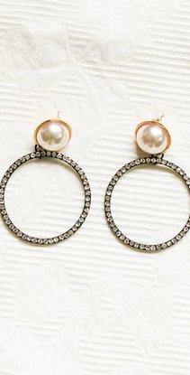 Round Pearl earrings