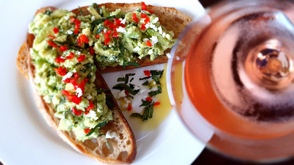 Zuurdesembrood met spicy avocado, feta en munt