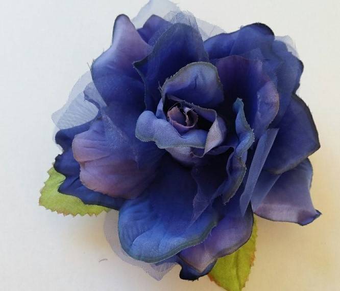 Satijnen roos koningsblauw