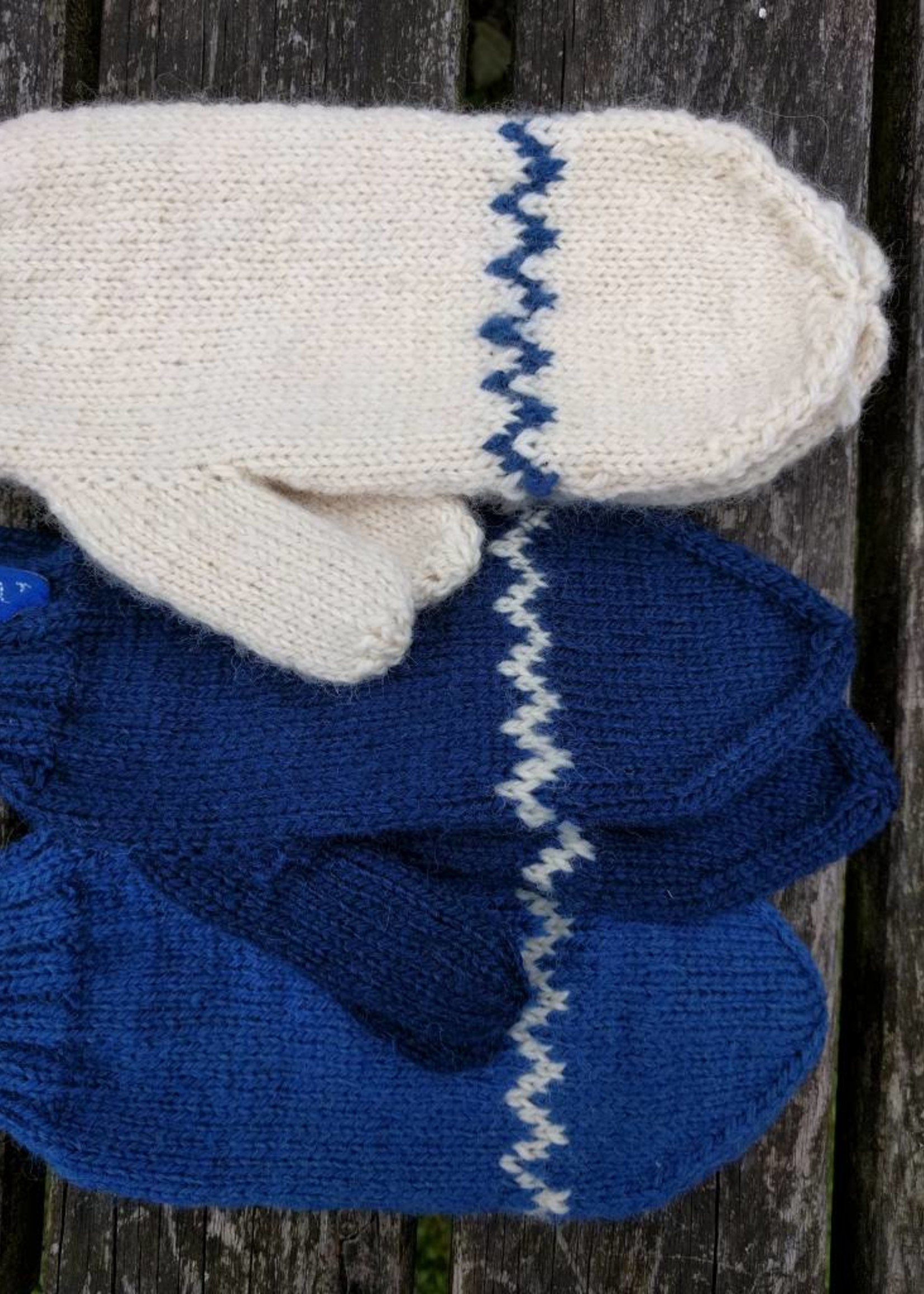 Mittens with zigzag pattern