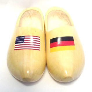 Holzschuhe mit Flagge