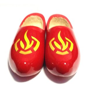Holzschuhe mit Logo.