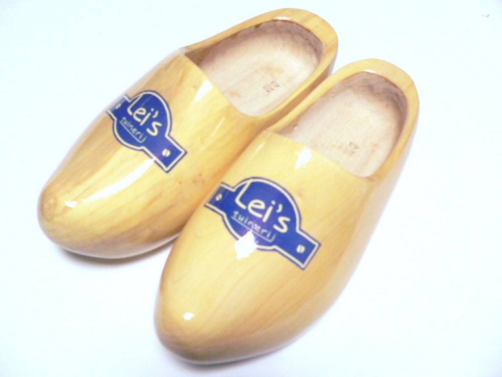 Holzschuhe mit Logo