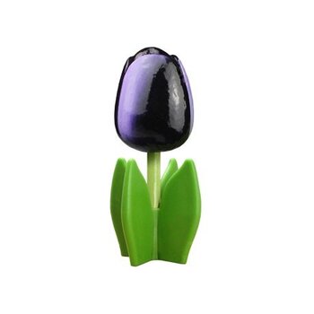 Donker paarse houten tulp op een blad Donker paarse houten tulp op een blad
