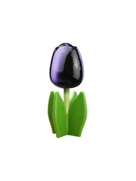 Donker paarse houten tulp op een blad