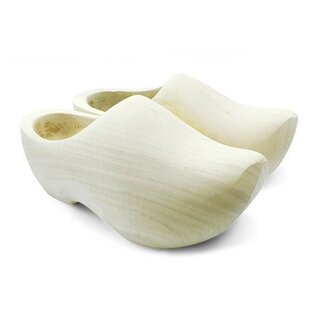 Sanded pointed wooden shoes