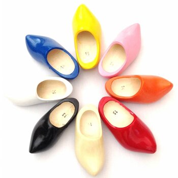farbige Kinderholzschuhe mit spitze Nase