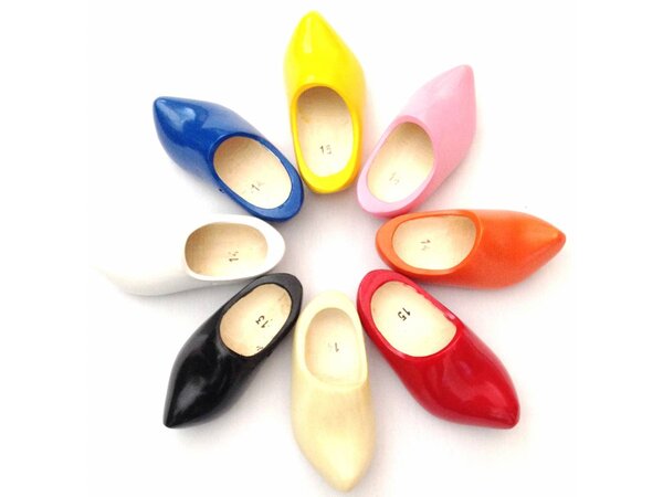 farbige Kinderholzschuhe mit spitze Nase