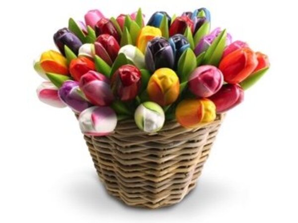 50 Tulpen aus Holz im Korb in gemischten Farben