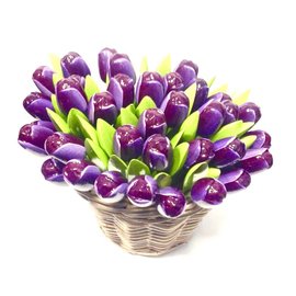 Donkerpaarse houten tulpen in een rieten mand