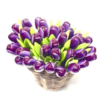 dunkelviolette hölzerne Tulpen in einem Weidenkorb