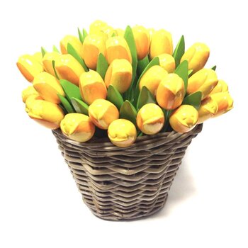 Gelbe hölzerne Tulpen in einem Weidenkorb