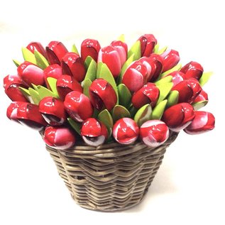 Houten tulpen in een rieten mand in gemengde kleuren rood