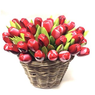 Houten tulpen in een rieten mand in gemengde kleuren rood