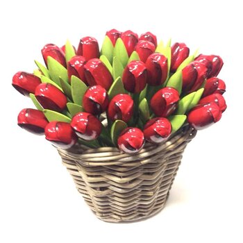 Rote Tulpen aus Holz im Korb