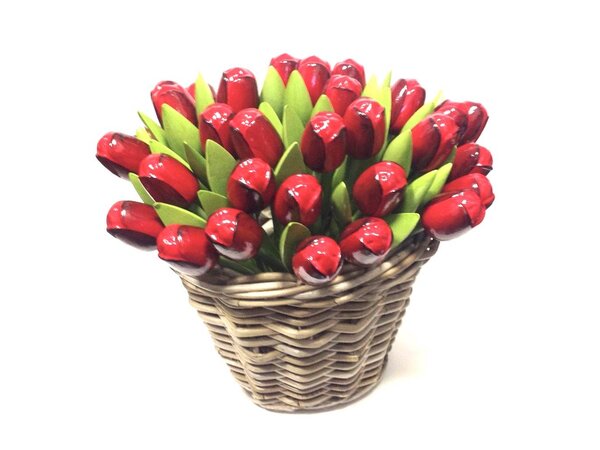 Rote Tulpen aus Holz im Korb