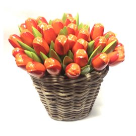 Oranje houten tulpen in een rieten mand