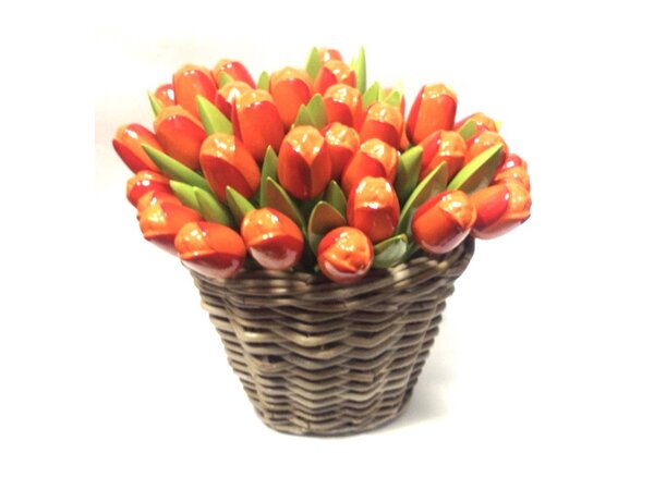 Orange hölzerne Tulpen in einem Weidenkorb