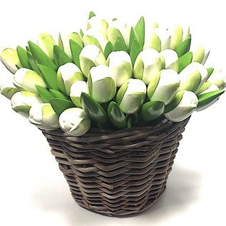 witte houten tulpen in een rieten mand