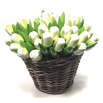 weiße hölzerne Tulpen in einem Weidenkorb