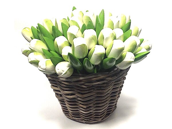 weiße hölzerne Tulpen in einem Weidenkorb
