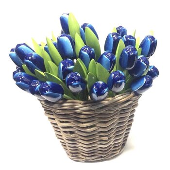 blaue Tulpen aus Holz in einem Korb