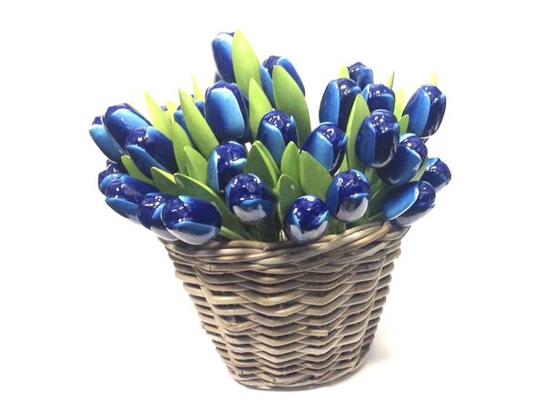 blaue Tulpen aus Holz in einem Korb