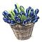  blaue Tulpen aus Holz in einem Korb