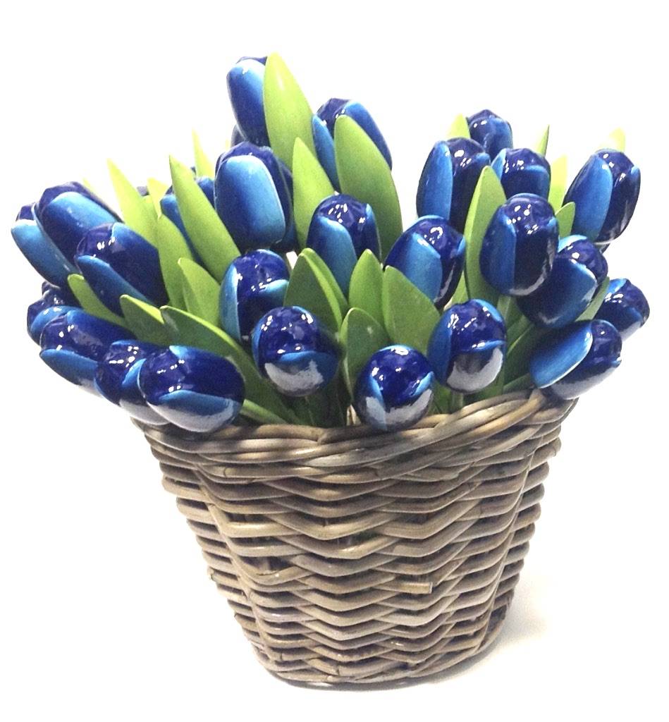 Die schnsten blaue Tulpen aus Holz in einem Weidenkorb - Der Hollndische  Holzschuhe Laden