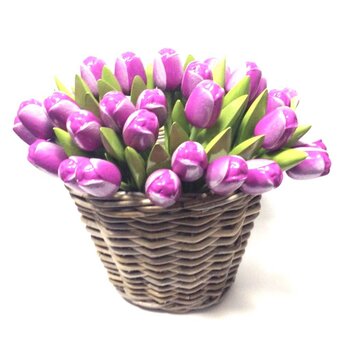Lila hölzerne Tulpen in einem Korb
