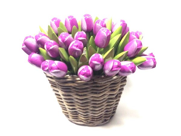 Paarse houten tulpen in een rieten mand