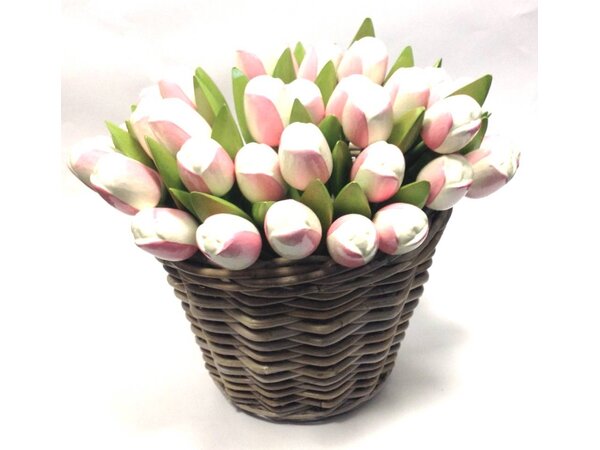 Weiß -rosa hölzerne Tulpen in einem Weidenkorb