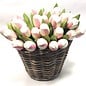 Weiß -rosa hölzerne Tulpen in einem Weidenkorb