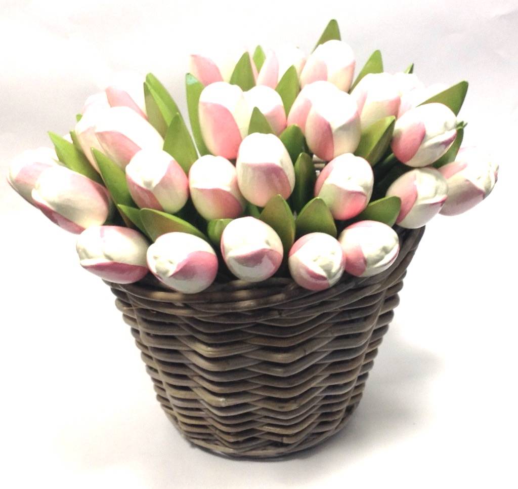 spion Briljant symbool witte - roze houten tulpen in een rieten mand uit Holland