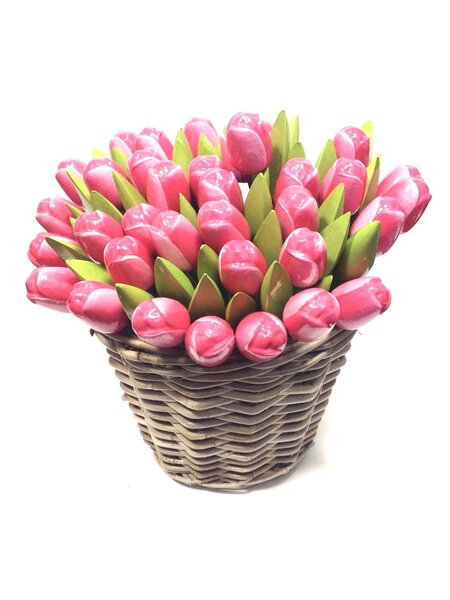Roze - witte houten tulpen in een rieten mand