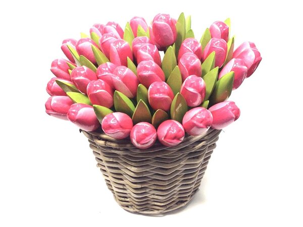 Rosa - weiße Holztulpen in einem Weidenkorb