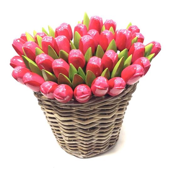 verhoging Monopoly eetbaar Roze houten tulpen in een rieten mand Tulpen van hout