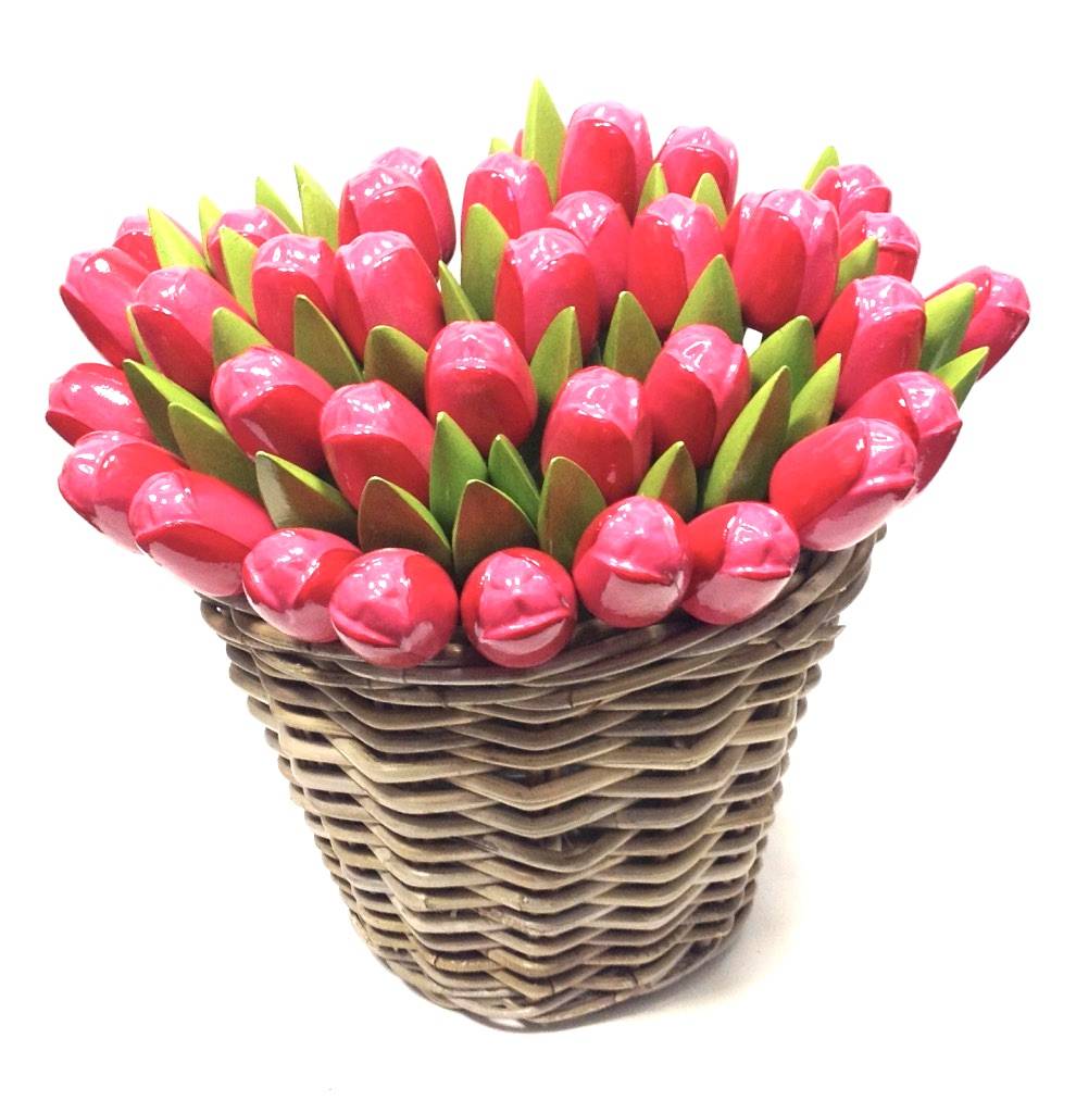✓ Roze houten tulpen een rieten mand ✓ Tulpen van hout
