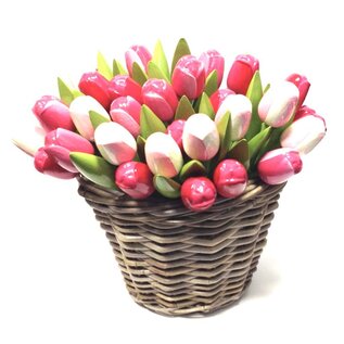 Houten tulpen in een rieten mand in gemengde kleuren rose