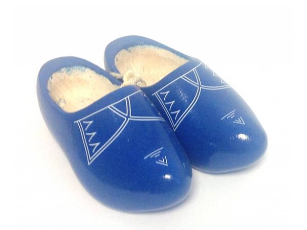 Blaue Holzschuhe mit Zierleiste
